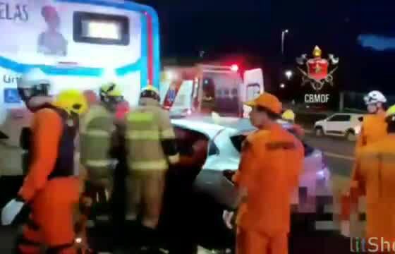 carro-colide-na-traseira-de-onibus-parado-em-via-do-distrito-federal