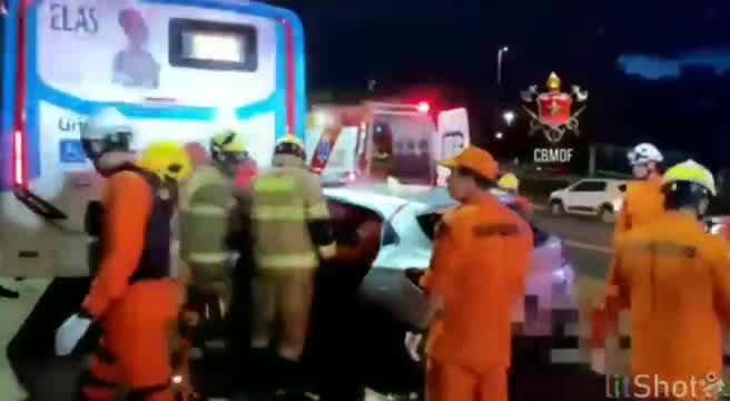 Carro colide na traseira de ônibus parado em via do Distrito Federal