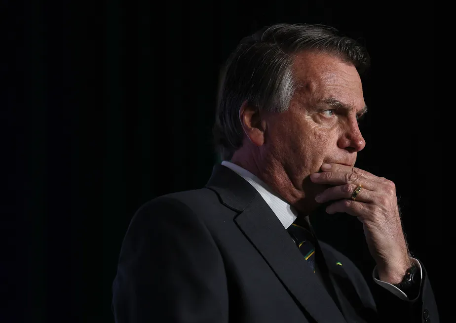 Bolsonaro tem que ser julgado em tribunal internacional por atuação na pandemia, diz Lula