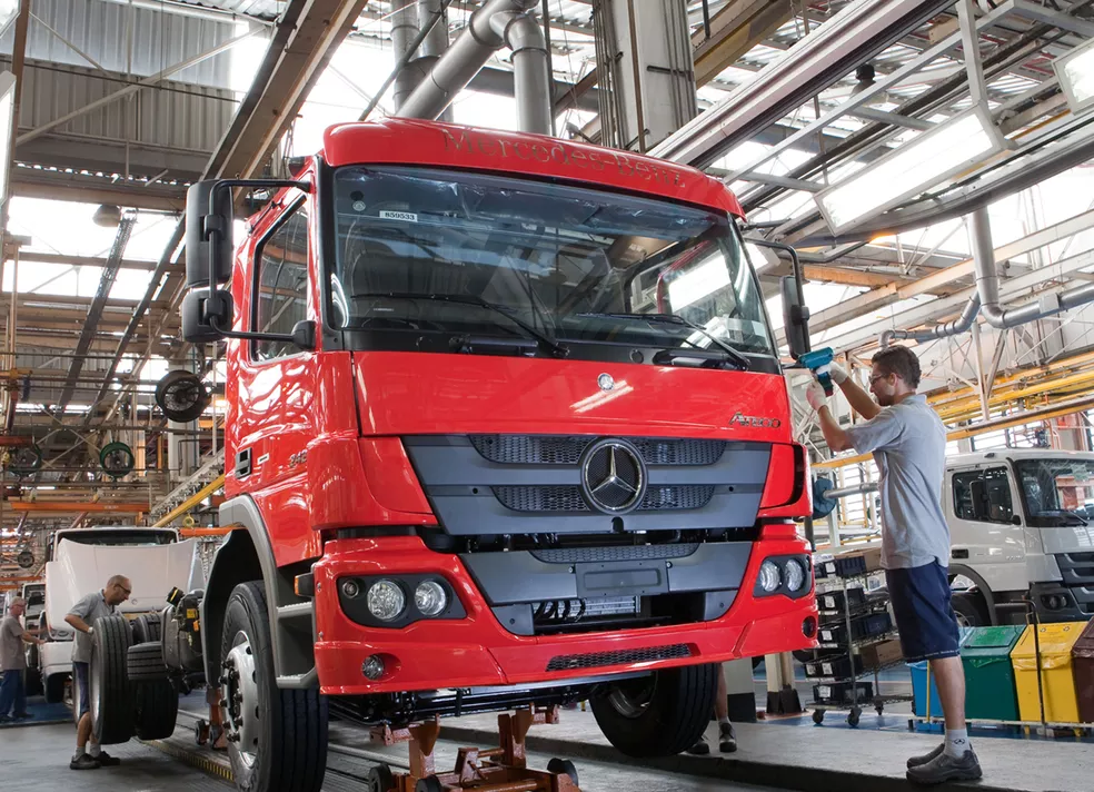 Mercedes-Benz vai reduzir produção e adotar turno único em SP por até 3 meses