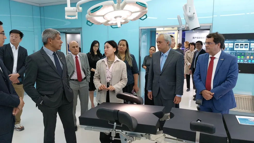 Em viagem à China, governador da Bahia visita empresas de tecnologia e aviação