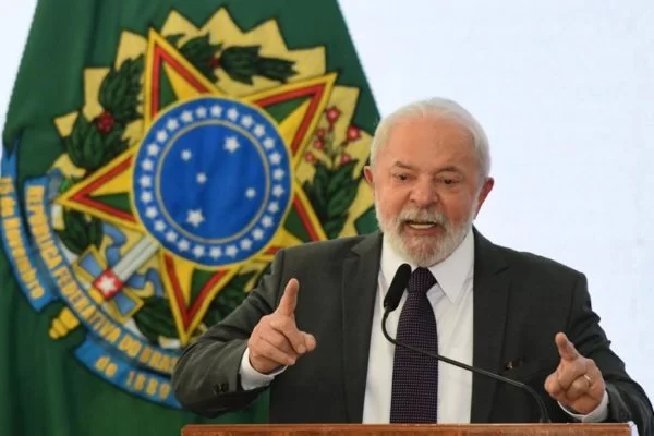 Petrobras: política de preços ainda não está sendo discutida e será alterada ‘com muito critério’, diz Lula