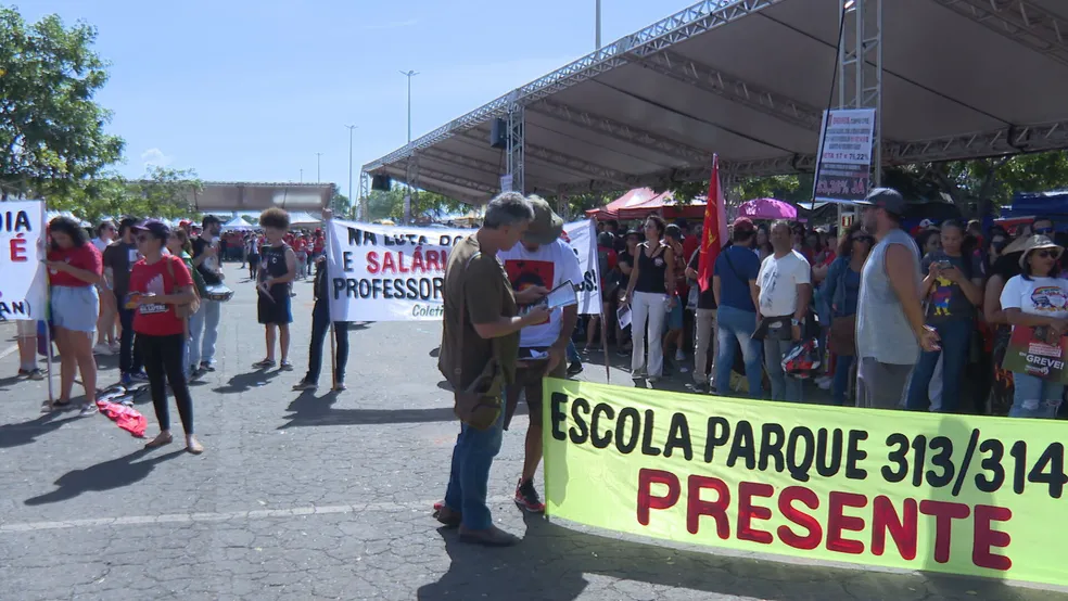 Após assembleia no Eixo Monumental, professores decidem continuar greve no DF