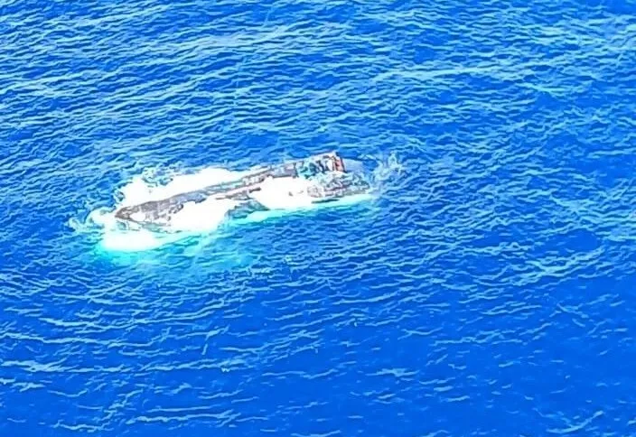 Marinha encontra barco pesqueiro que virou em SC; dois seguem desaparecidos