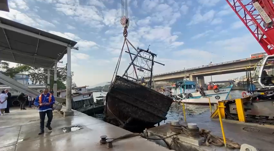 Cinco embarcações são retiradas da Baía de Guanabara