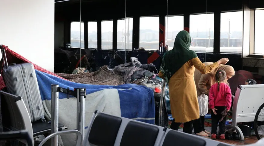 Afegãos acampados no Aeroporto de Guarulhos serão levados para Praia Grande, no litoral de SP