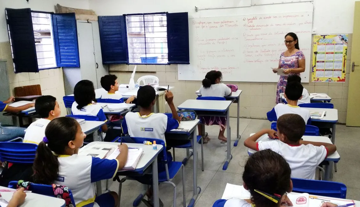 Políticas públicas focam em conectividade nas escolas, mas faltam dispositivos para acesso, mostra pesquisa