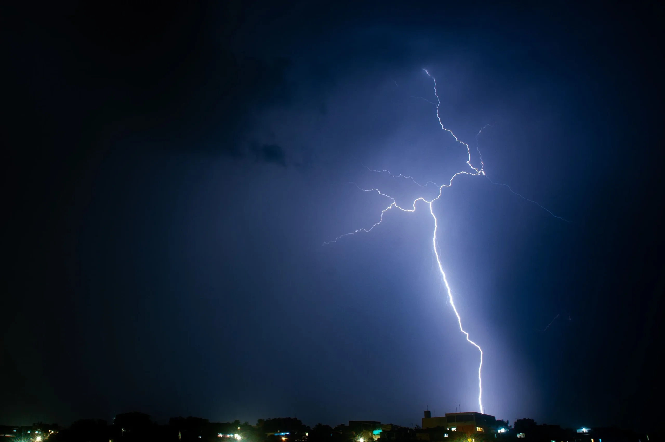 Após apagões, Enel prepara plano emergencial para tempestades