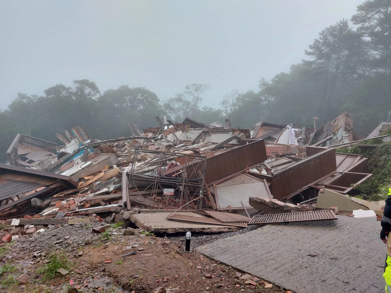 Após rachaduras na cidade, Prefeitura decreta estado de calamidade em Gramado