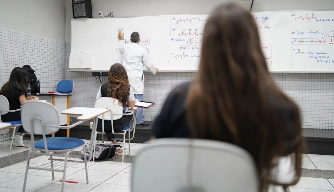 Entenda como a pedagogia de emergência ajuda jovens que passaram por situações traumáticas