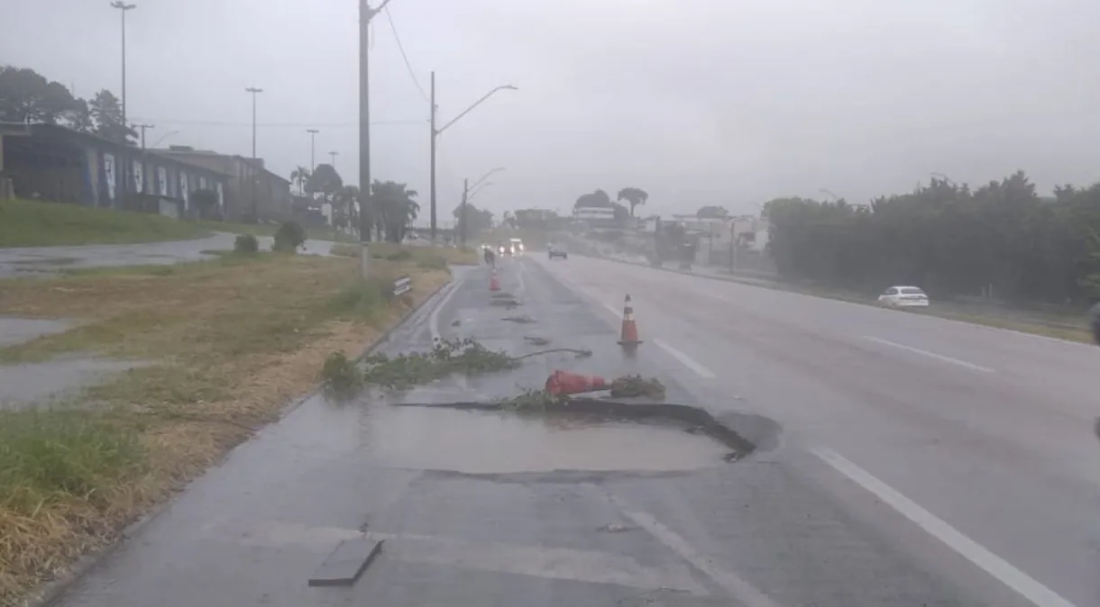 Rodovias interditadas e cratera na rua: chuvas causam destruição no Paraná