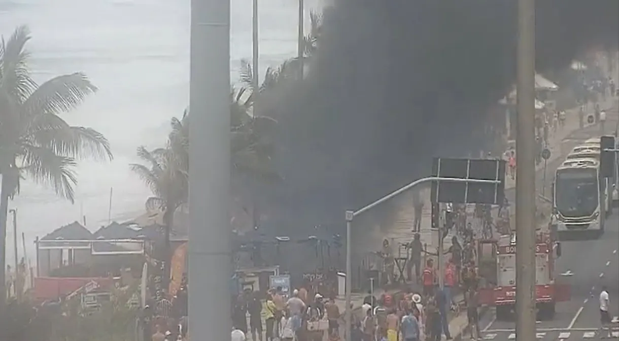 RJ: Incêndio atinge quiosque na Barra da Tijuca