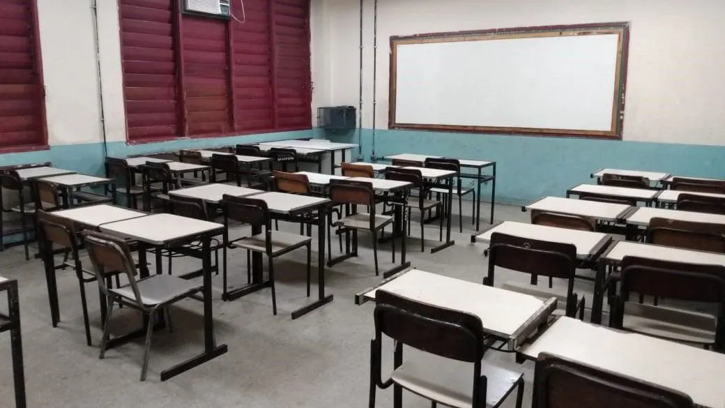 Uso de celular por alunos pode ser proibido em escolas municipais do Rio