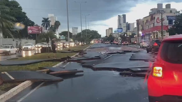 Fortes chuvas alagam e causam deslizamentos em cidades mineiras