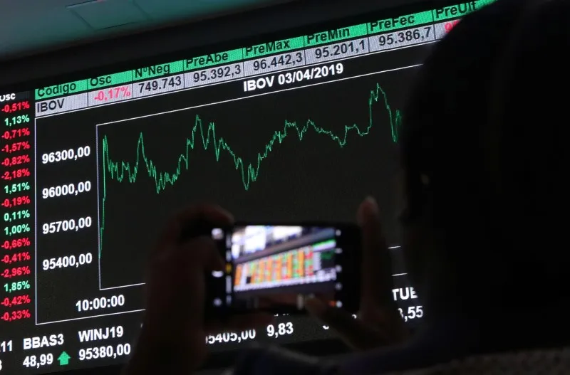 Ibovespa opera em queda no primeiro pregão do ano; dólar sobe