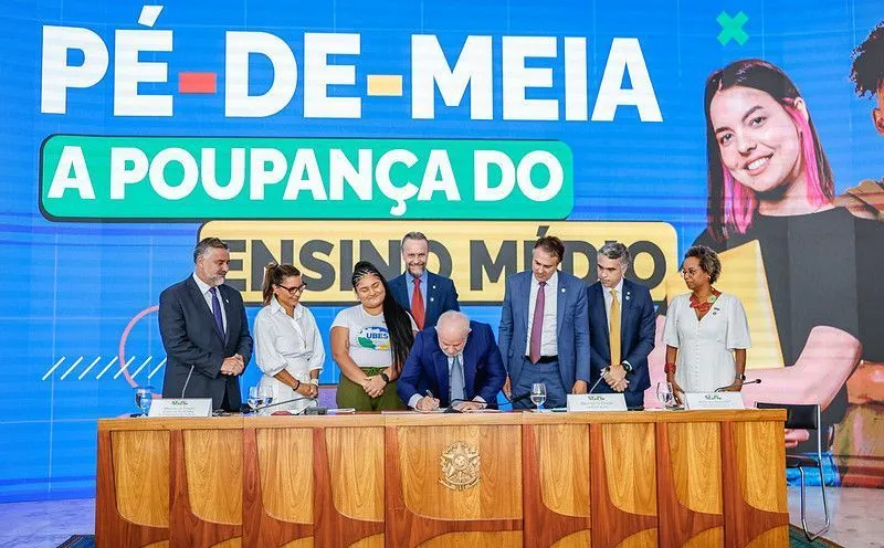 Bolsa para estudantes é aposta para evitar entrada de jovens no crime organizado, diz Lula