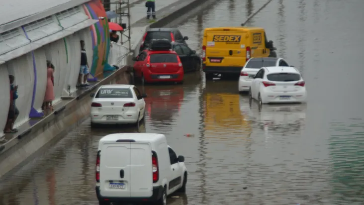 Governo federal avalia que PAC pode arcar com obras no RJ contra inundações somente por etapas