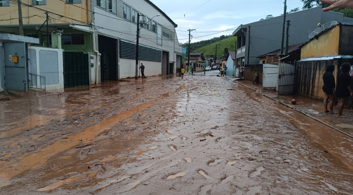 São Luiz do Paraitinga, em São Paulo, tem ruas inundadas após chuvas