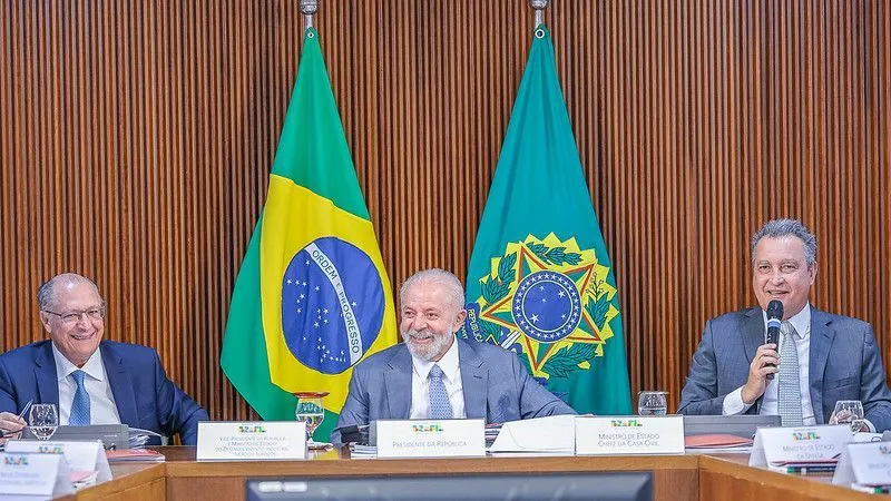 Lula veta ministros de anunciarem novos programas até “limparem” agenda