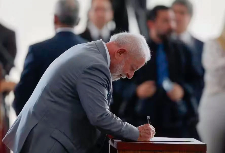 Lula assina nesta segunda-feira projeto de lei para motoristas de aplicativos