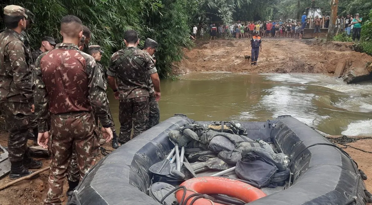 Defesa Civil e Exército atuam em resgate de moradores isolados após chuva em Ubatuba (SP)