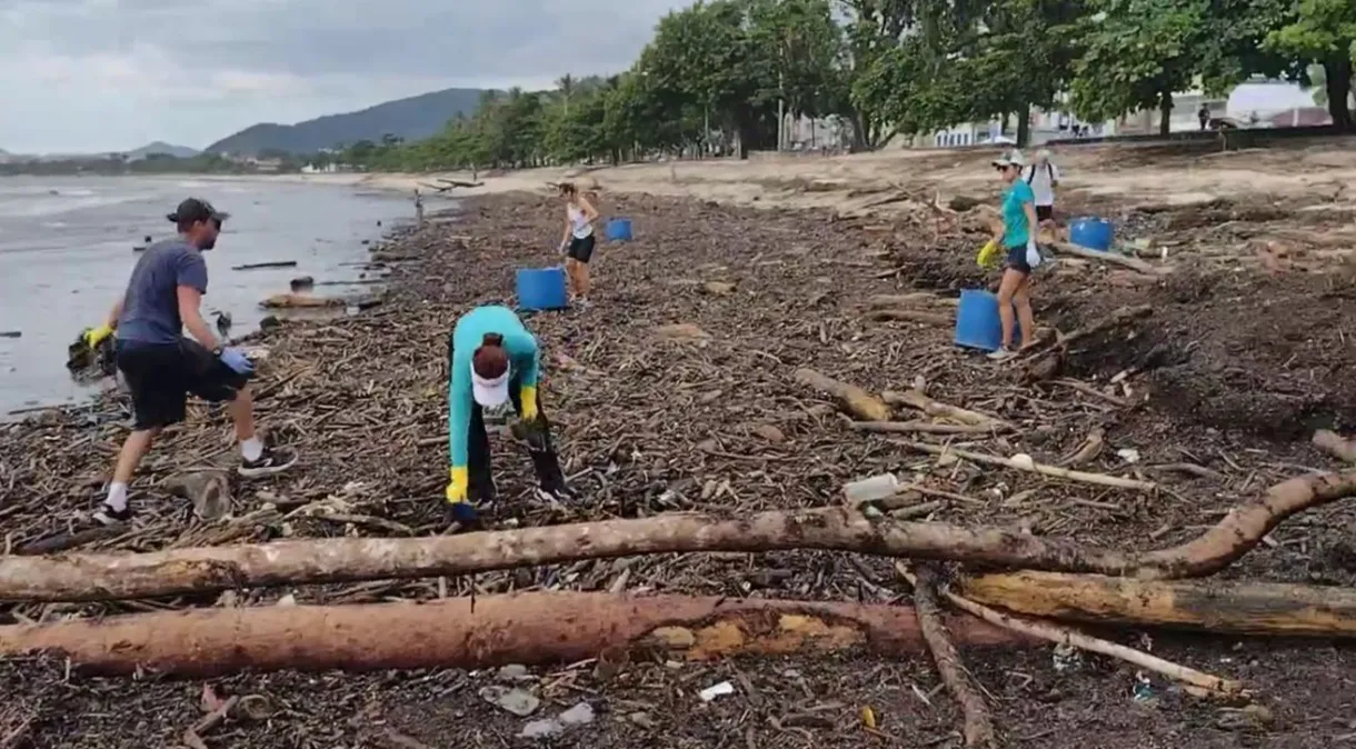 Moradores se unem para recolher lixo de praias após temporal em Ubatuba (SP)