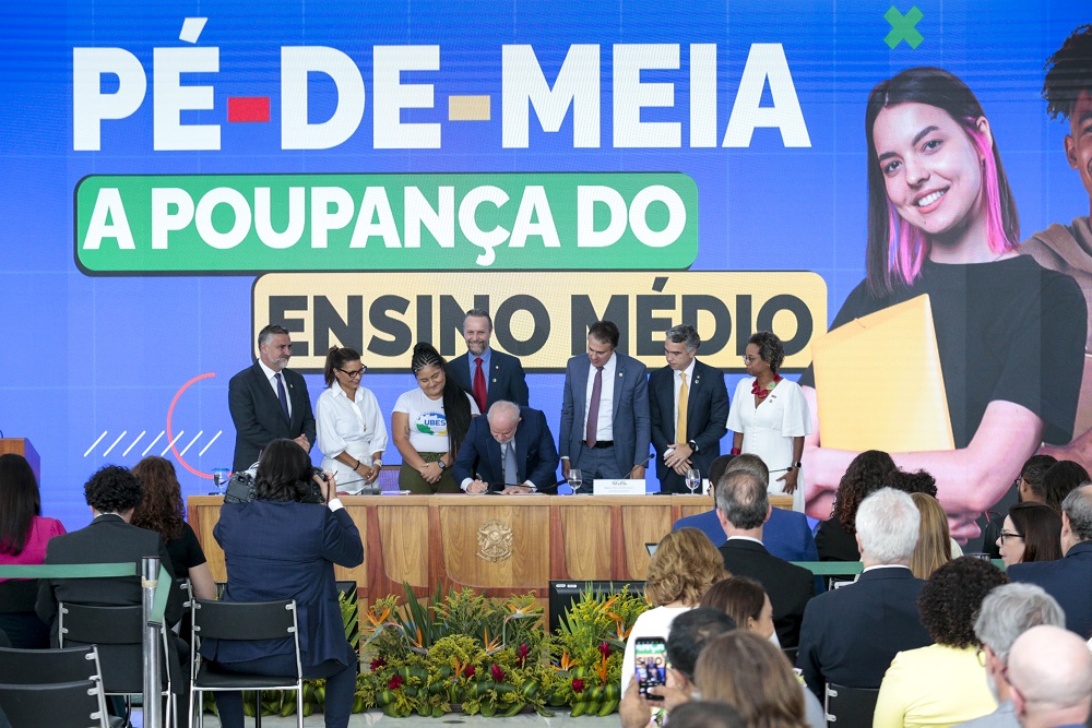 Pé-de-meia: MEC divulga calendário de pagamento de bônus de matrícula a alunos do ensino médio; veja datas