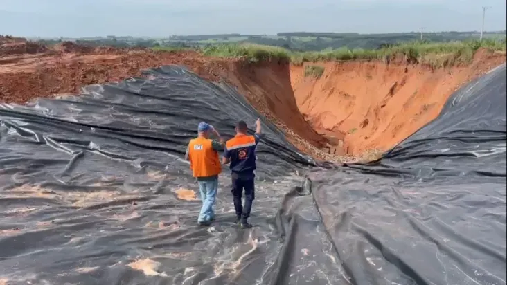 Defesa Civil vistoria cratera no interior de SP e avalia necessidade de desapropriações