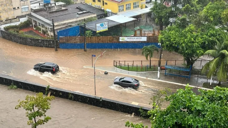 Chuva alaga diversos pontos de Salvador; garagem desaba e deixa uma pessoa ferida