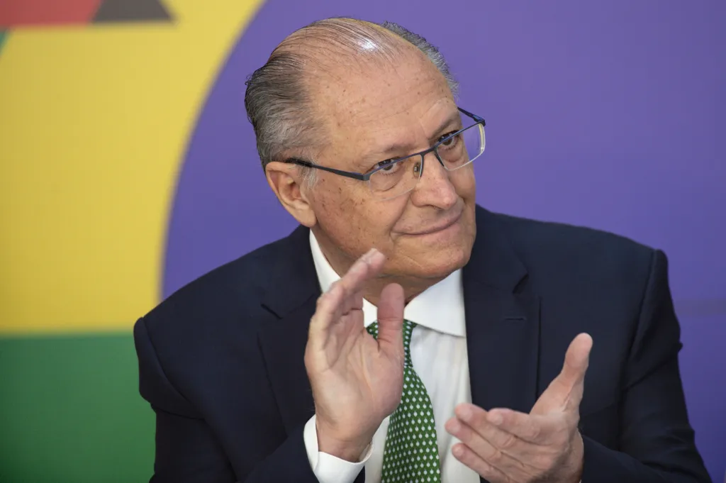 Alckmin diz a aliados que prefere Mercadante no BNDES