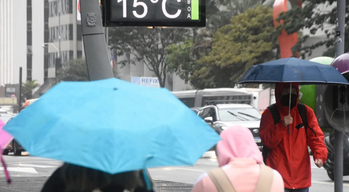 Frente fria vinda do Sul deve reduzir calor e trazer chuvas para SP; veja previsão