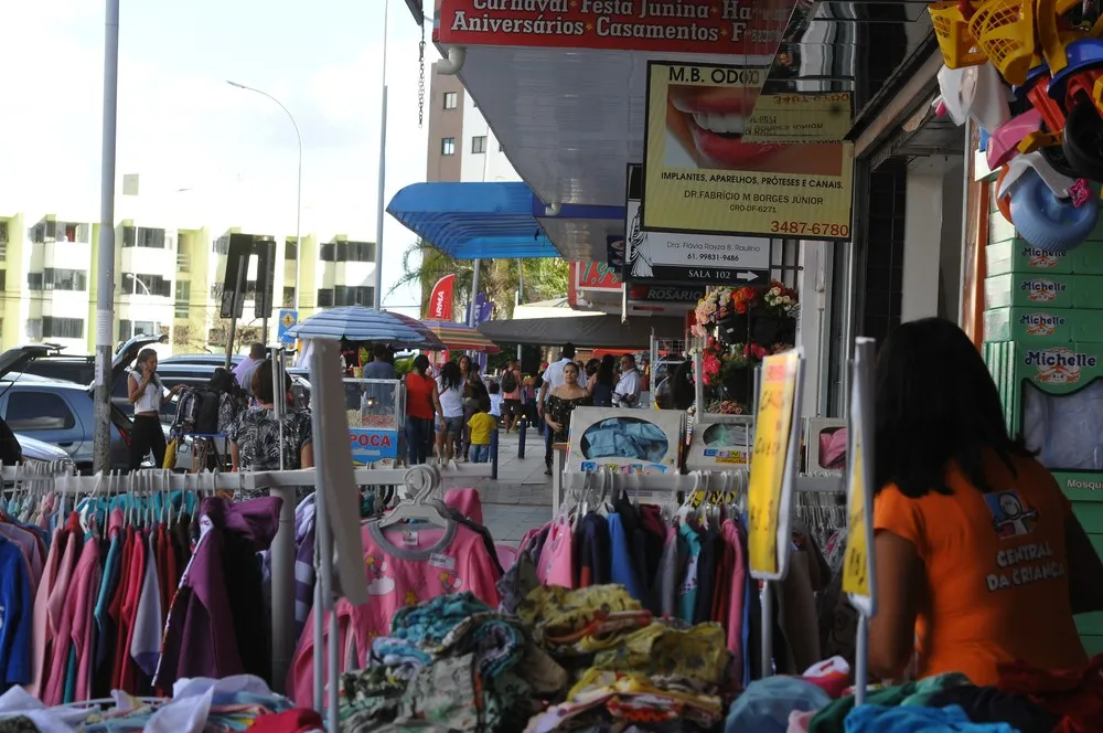 Vendas no varejo do Brasil têm estabilidade em março, diz IBGE