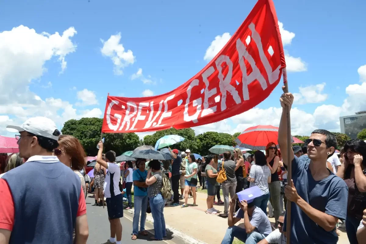 Greve na educação: governo oferece reajustes de 13% a 31% para professores até 2026