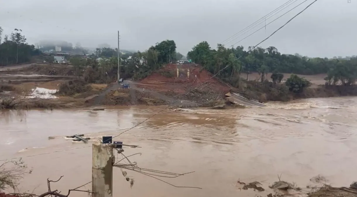 Chuvas no RS: passarelas provisórias montadas em rio são levadas pela água