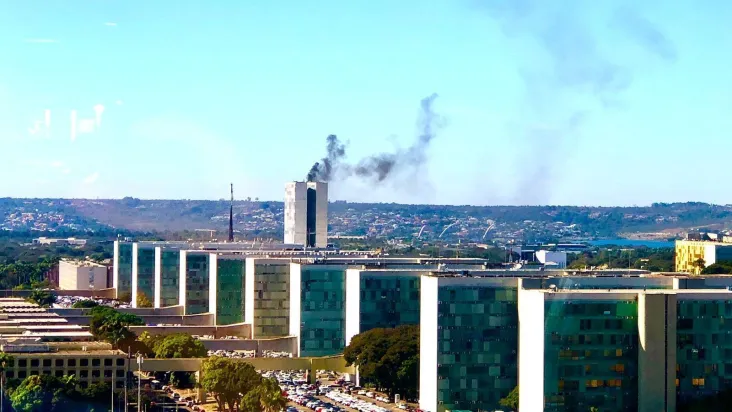 Vídeos: Simulado de incêndio no Congresso chama atenção da população em Brasília