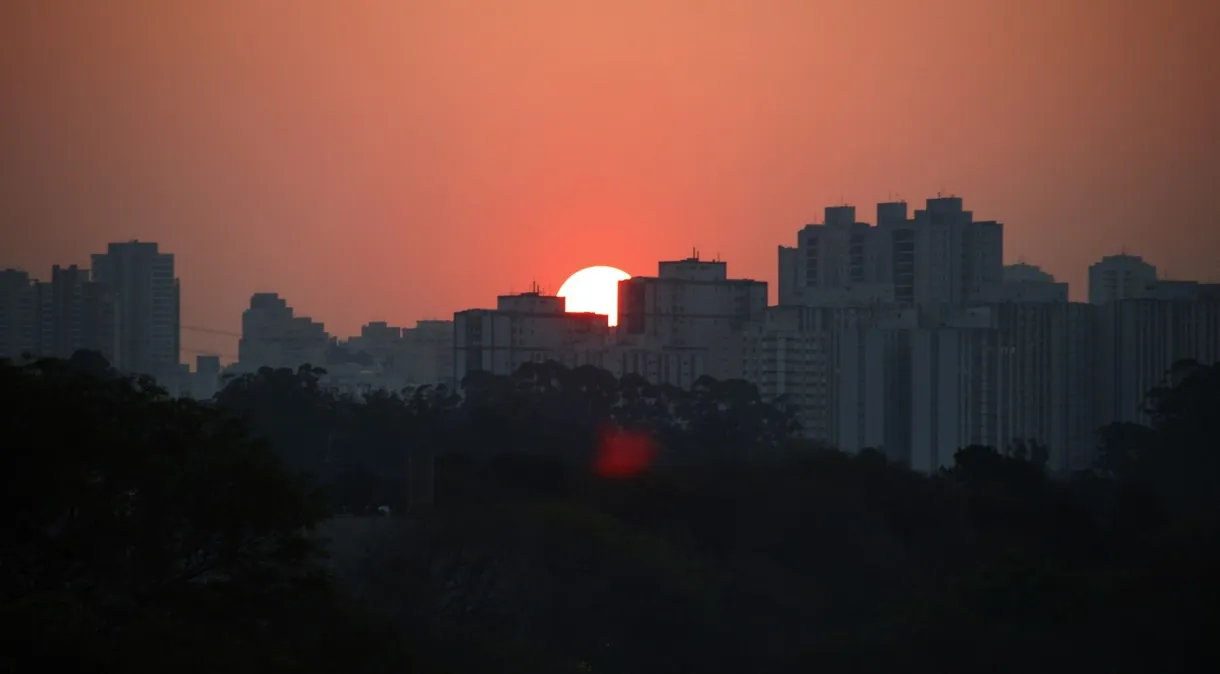 Bloqueio atmosférico com ar seco atinge áreas de Santa Catarina à faixa sul do Norte nesta terça-feira (11)