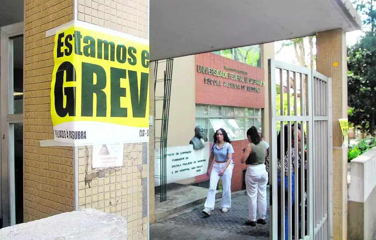 Ao menos 54 universidades federais e 51 institutos estão em greve