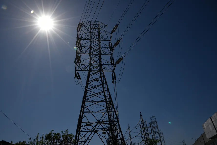 Moradores relatam falta de energia em bairros de SP; problema em subestação da Eletrobrás interrompeu cargas da Enel