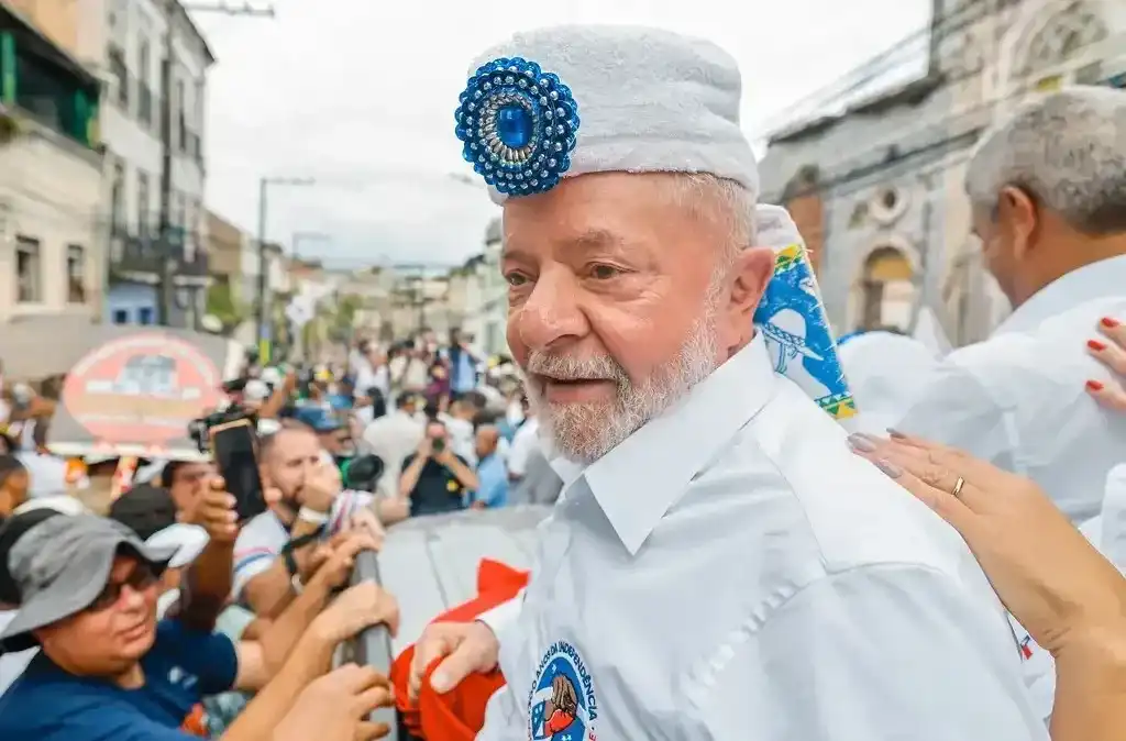 Lula inicia roteiro pela Bahia com anúncio de investimentos e caminhada