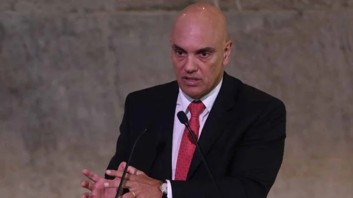 Além de impeachment, oposição fala em apreender e acessar telefone de Moraes em documento