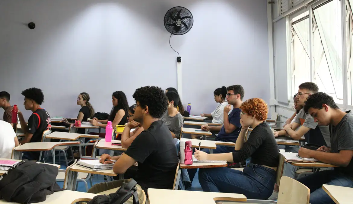 Prêmio da Capes oferece R$ 5 mil para universitários