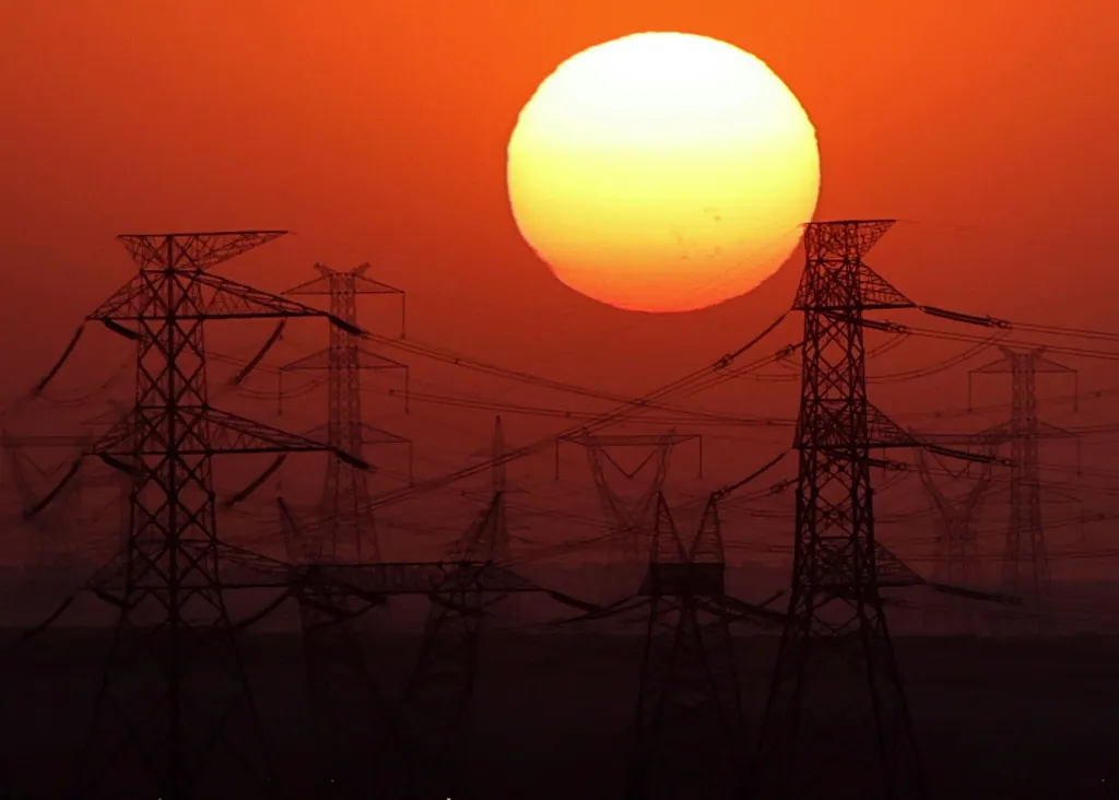 Conta de luz mais cara pela bandeira tarifária pode continuar até o fim do ano