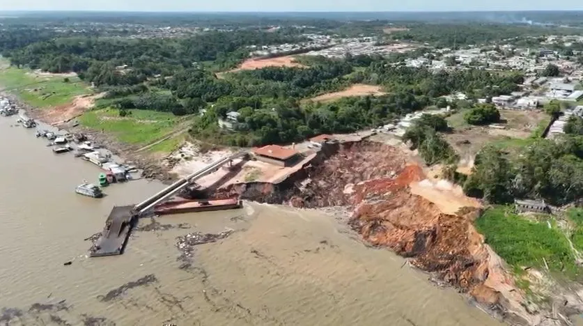 Deslizamento no Rio Solimões soterrou casas flutuantes e barcos; veja imagens