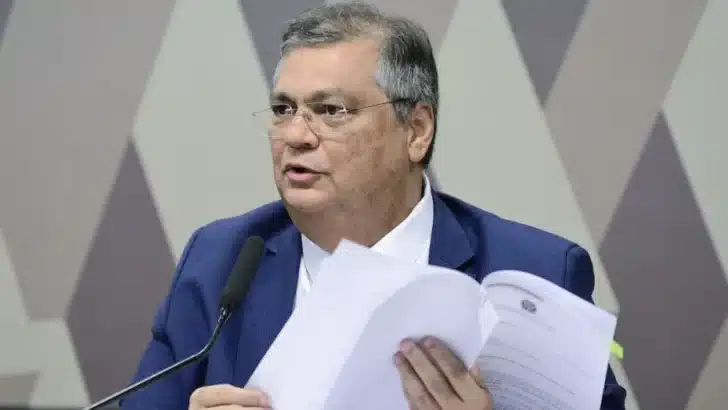 Dino libera R$ 370 milhões em emendas para governo cumprir piso da saúde
