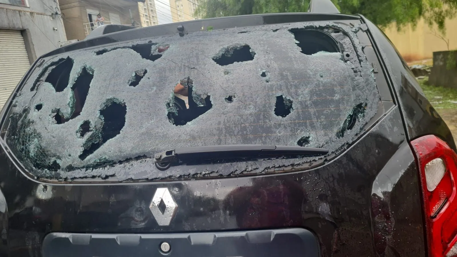 Granizo destrói carros em estacionamento de shopping em Cajamar (SP)