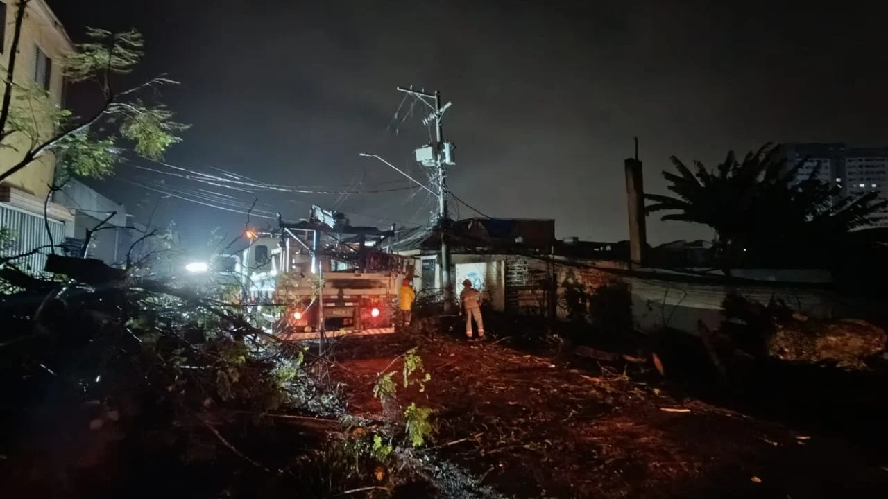 Após chuvas em SP, número de pessoas sem luz sobe de 16 mil para 197 mil em uma hora