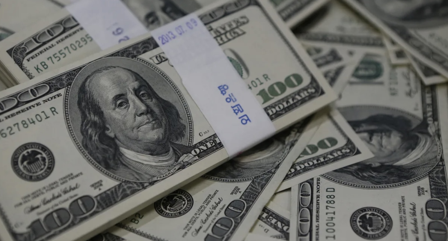 Dólar cai 1,1%, a R$ 6,04, e Ibovespa sobe 0,13% em dia de mercado fechado nos EUA