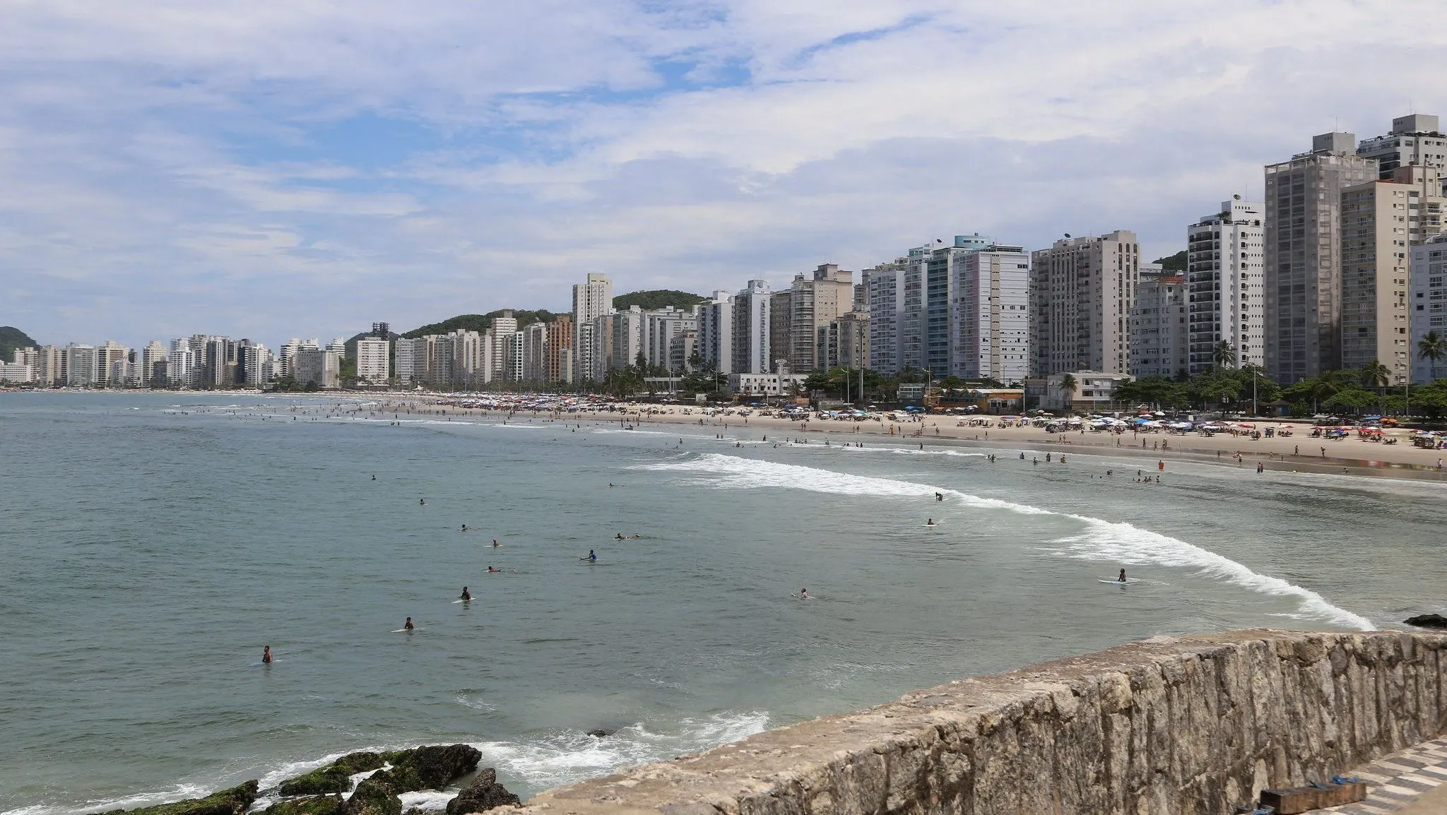 Secretaria de Saúde orienta banhistas a não entrarem no mar 24h após chuvas