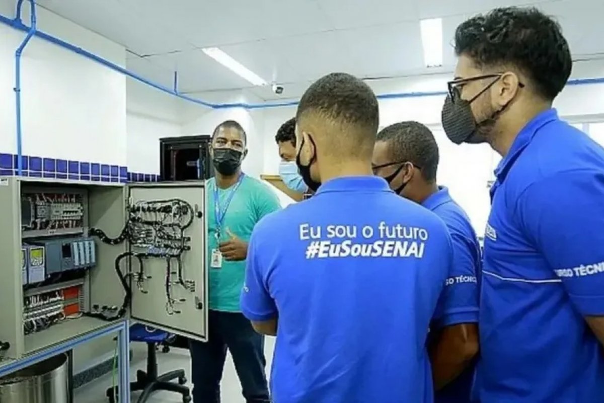 Senai oferece mais de 600 vagas para cursos gratuitos de jovem aprendiz na Bahia; saiba como se inscrever