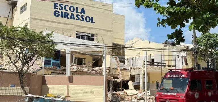 Teto de escola desaba em Salvador